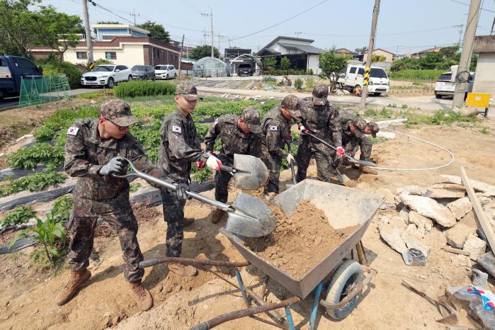 화단을 만들기 위해 흙 파기 작업 중인 장병들.
