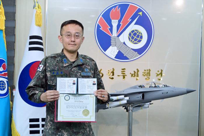 공군16전투비행단 권오중 소령이 토목 분야 기술사 자격증 3종을 들어 보이고 있다. 사진 제공=이태희 상사