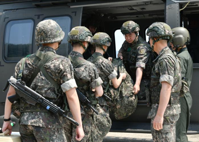 국군지휘통신사령부 70정보통신운용대대 장병들이 2차 항공전령 FTX에서 문서를 전달하기 위해 수송헬기에 탑승하고 있다. 부대 제공