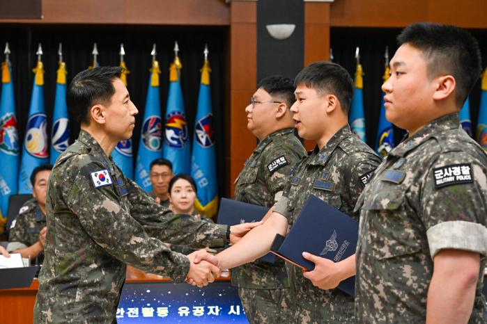 김형수(왼쪽) 공군작전사령관이 오산기지를 불법 촬영한 외국인을 검거하는 데 이바지한 장병들에게 표창을 수여하고 있다. 부대 제공