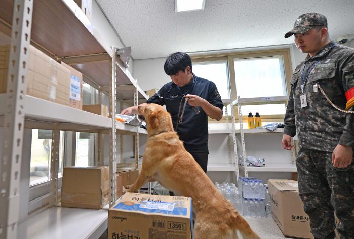 지난 5일 해군3함대 군사경찰대대 장병이 간부 숙소 택배 보관실에서 마약류 탐지견과 우편물·택배 검사를 하고 있다. 부대 제공