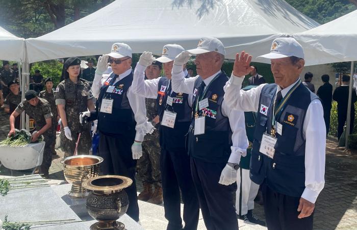 지난 5일 강원 인제군 백골병단 전적비에서 열린 제74주년 백골병단 추모행사 중 백골병단 참전전우회 회원들이 경례하고 있다. 부대 제공