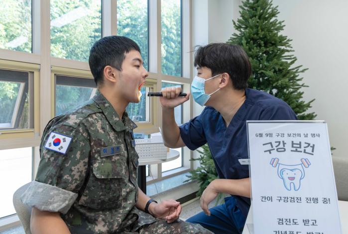 공군교육사령부 장병이 구강 검진을 받고 있다. 부대는 장병들의 건강한 생활 습관 형성을 위해 ‘몸 튼튼, 마음 튼튼 건강증진 캠페인’을 실시했다. 사진 제공=정준혁 하사