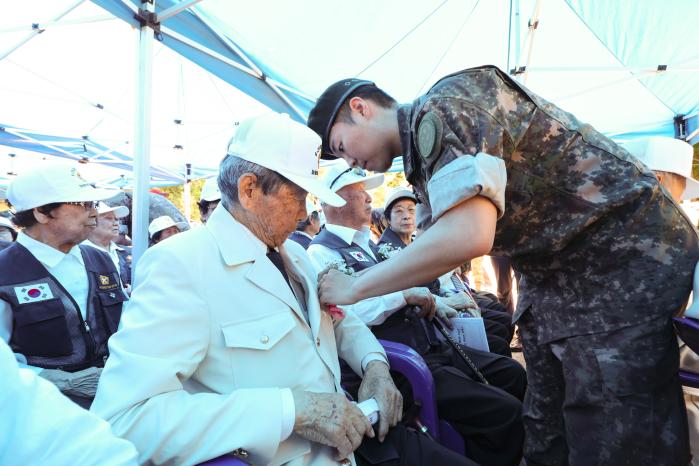 육군28보병사단 장병이 지난 5일 경기 동두천시 자유수호박물관에서 열린 ‘영웅과 함께 Go!Go!Go! 캠페인’에 참석해 6·25참전용사에게 감사의 의미를 담아 카네이션을 달아드리고 있다.