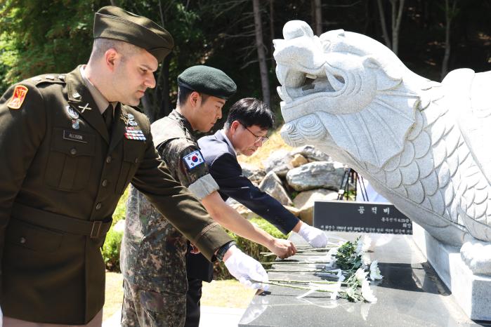 6·25참전유공자비에 헌화하는 한미 장병들.