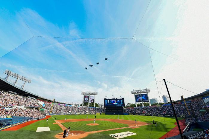 지난 6일 서울 잠실야구장에서 열린 2025 KBO 프로야구 두산 베어스와 롯데 자이언츠 경기에서 공군 F-15K 전투기 편대가 상공을 비행하고 있다. 이날 경기에 앞서서는 6·25전쟁 참전 조종사인 김두만 장군과 현직 F-15K 조종사 강병준 소령이 각각 시구·시타를 했다. 공군 제공