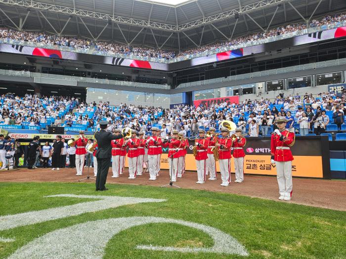 육군50보병사단 장병들이 지난 6일 대구 삼성라이온즈파크에서 열린 2025 KBO 프로야구 경기에서 애국가를 연주하고 있다. 이날 사단은 현충일을 맞아 시민들과 함께 호국영령의 희생·헌신을 기리기 위해 애국가 가창 및 연주 지원을 했다. 부대 제공