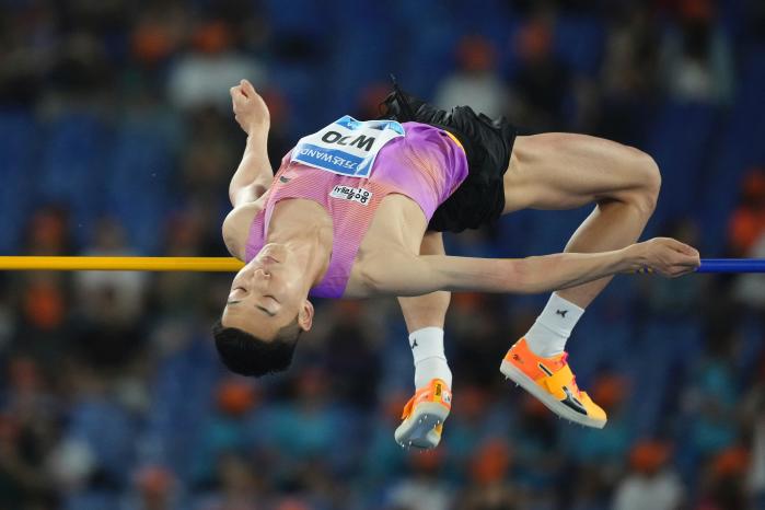 우상혁이 7일(한국시간) 이탈리아 로마에서 열린 2025 세계육상연맹 로마 다이아몬드리그 남자 높이뛰기 경기에서 점프하고 있다. 우상혁은 2ｍ32를 넘어 올 시즌 개인 최고 기록(종전 2ｍ31·통산 개인 최고 기록은 2ｍ36)이자 세계 2위 기록을 작성하며 우승했다. 이로써 우상혁은 개인 최다인 국제대회 6연승 행진도 이어갔다. AP·연합뉴스