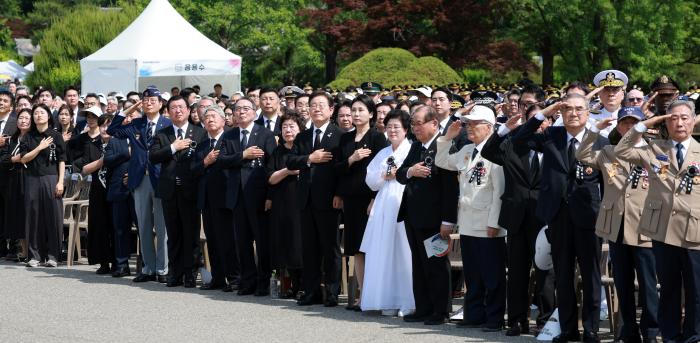 이재명 대통령이 지난 6일 서울 동작구 국립서울현충원에서 거행된 제70회 현충일 추념식에서 참석자들과 함께 국기에 경례하고 있다. 이날 이 대통령은 보훈의 의미를 강조하며 국가를 위한 헌신에 예우를 강화하겠다는 의지를 천명했다. 연합뉴스