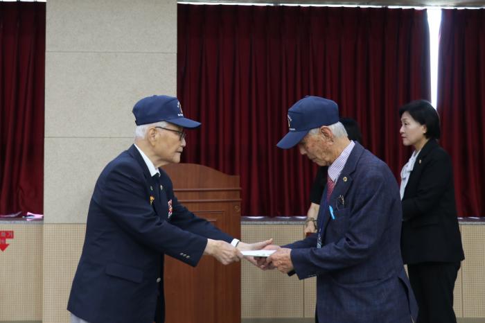 손희원(왼쪽) 6·25참전유공자회장이 산불 피해 참전유공자에게 성금을 전달하고 있다. 6·25참전유공자회 제공