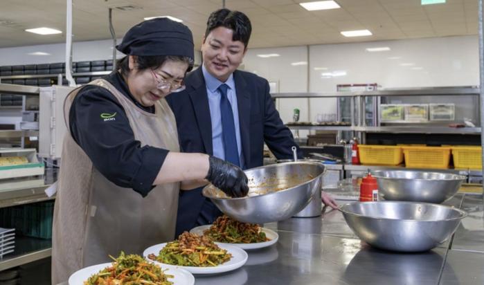 식음료 회사 지점장으로 근무 중인 정석진(오른쪽) 예비역 육군중사가 음식 조리과정을 살펴보고 있다.