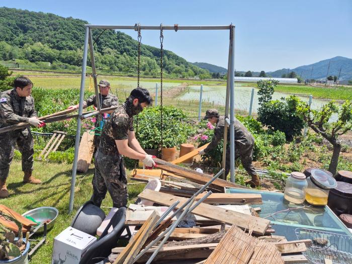 육군3포병여단 장병들이 참전용사의 부인 김향자 여사 자택에서 환경정화 활동을 하고 있다. 부대 제공