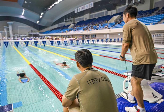 해군특수전전단 특수임무대대 장병들이 8일 창원실내수영장에서 열린 제19회 장애인 곰두리 수영대회에서 안전요원 임무를 수행하고 있다. 부대 제공