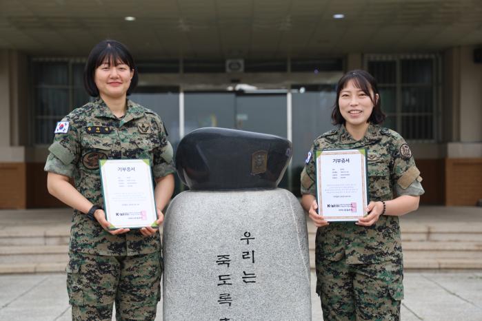 육군특수전사령부 귀성부대 윤미림(오른쪽) 상사와 김다영 중사.
