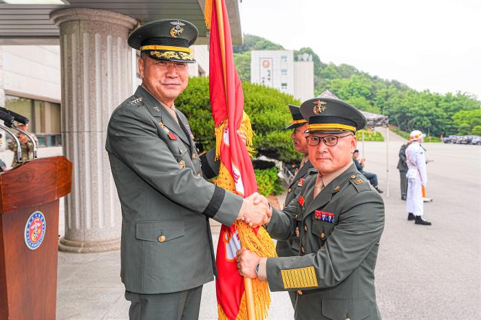10일 해병대사령부 연병장에서 열린 제29·30대 해병대 주임원사 이·취임식에서 주일석(왼쪽) 사령관이 정훈성 주임원사에게 부사관단기를 전달하고 있다. 해병대 제공