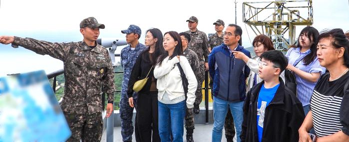 김지웅(맨 왼쪽) 해군2함대 208전대 연평도서기지대장이 부대를 방문한 장병 가족들에게 임무수행 중인 해역을 소개하고 있다. 부대 제공