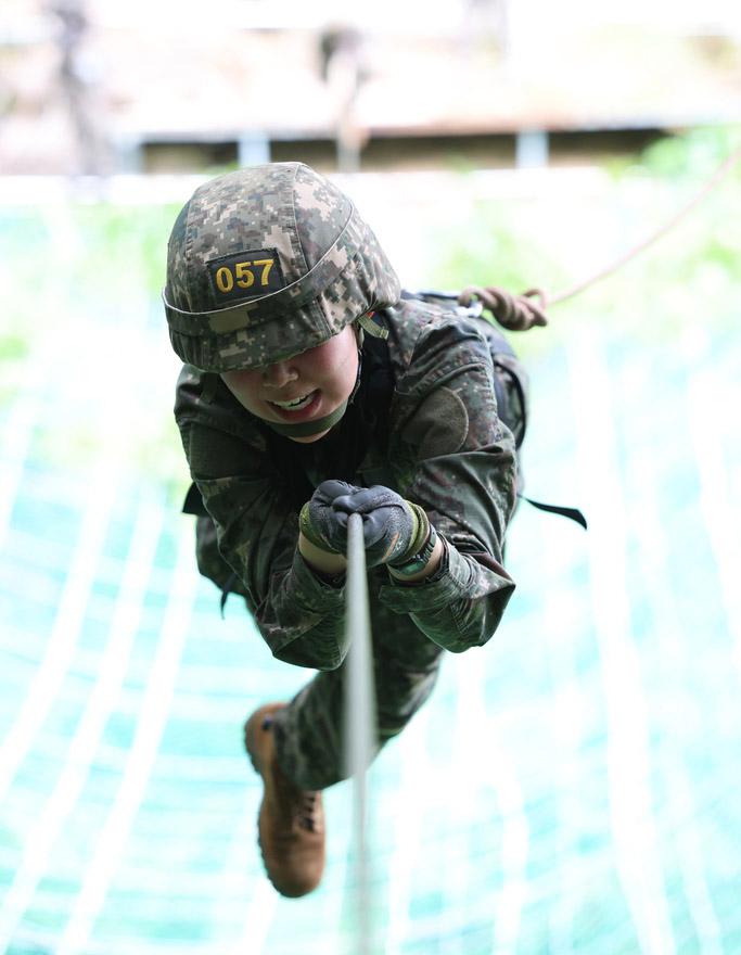 국군간호사관학교 3학년 생도가 10일 전남 화순군 동복유격장에서 집중군사훈련의 하나로 실시된 유격훈련 중 횡단 이동을 하고 있다.