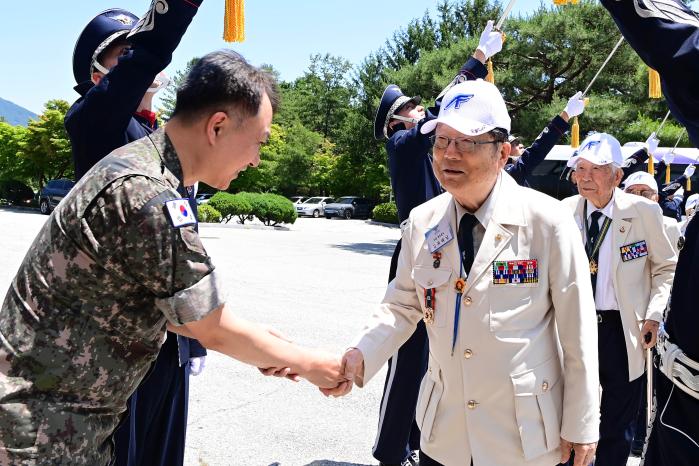 계룡대 공군본부에서 열린 6·25전쟁 참전용사 초청행사에서 김정오(왼쪽) 공군본부 근무복지차장이 참전용사들을 맞이하고 있다. 공군 제공