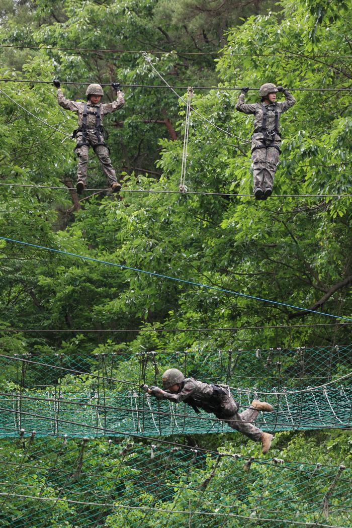 외줄 다리 건너기를 하는 생도.