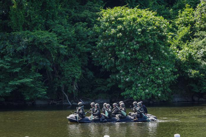 수상 공포 극복을 위해 고무보트 운용 훈련을 하는 생도들.