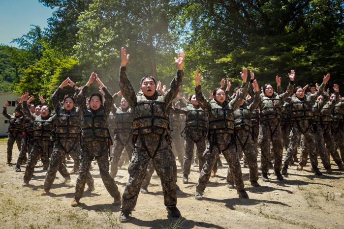 생도들이 훈련 중 유격체조를 하고 있다.