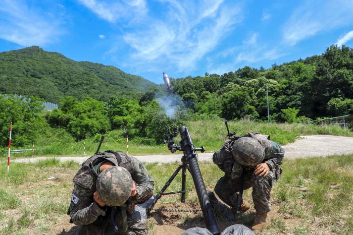 육군31보병사단 장병들이 전반기 공용화기 집체교육 중 81㎜ 박격포 축사탄을 사격하고 있다. 사진 제공=김국전 군무주무관