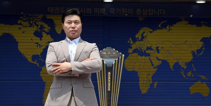 지난달 30일 서울 강남구 국기원에서 신호균 국방전투태권도연구소장이 국방일보와 인터뷰를 마치고 포즈를 취하고 있다