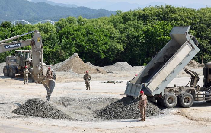 11일 공군91전대 피해복구훈련장에서 진행된 '2025년 한미 연합 피해복구훈련'에서 91전대(위쪽 사진)와 미 태평양공군사령부 예하 554레드호스 장병들이 중장비를 이용해 대형 폭파구를 복구하고 있다.