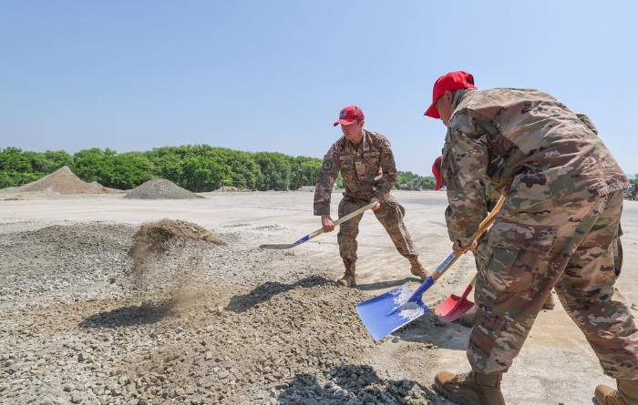 골재를 정리하는 한미 장병들.