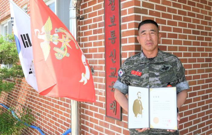 김시열 원사가 대한적십자사에서 받은 '최고명예대장'을 펼쳐보이고 있다.