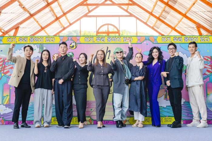11일 서울 국립극장 해오름극장에서 열린 제16회 ‘여우락 페스티벌’ 기자간담회에서 이희문 예술감독(왼쪽 여섯째)과 출연자들이 기념촬영하고 있다. 사진=국립극장
