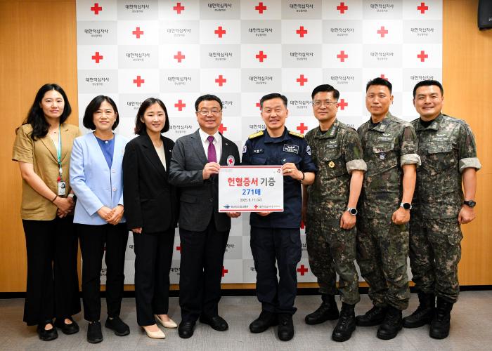 강동구(오른쪽 넷째) 해군잠수함사령관이 11일 대한적십자 경남혈액원을 방문해 이정우(왼쪽 넷째) 경남혈액원장에게 헌혈증을 전달하고 있다.