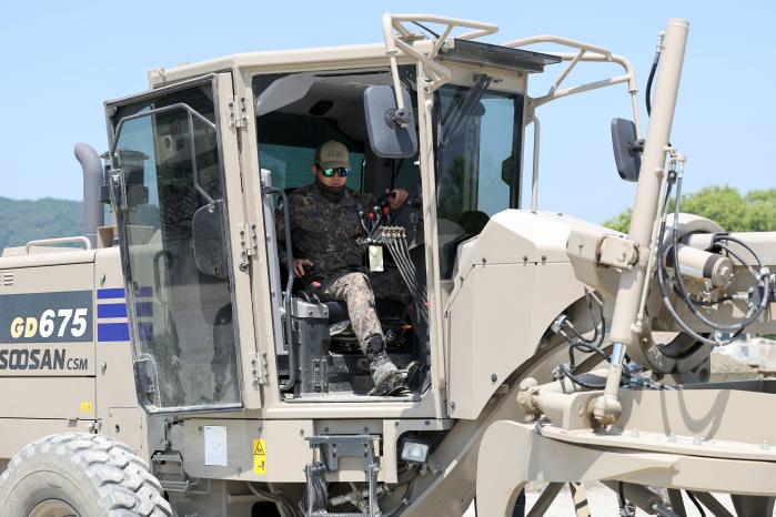 중장비를 운용하는 91전대 장병.