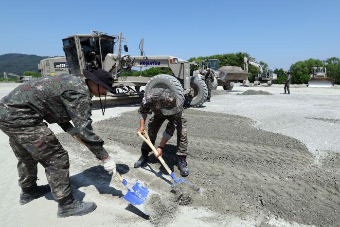 골재를 정리하는 한미 장병들.
