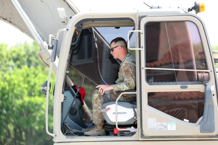미군 장병이 중장비를 운용하는 모습.