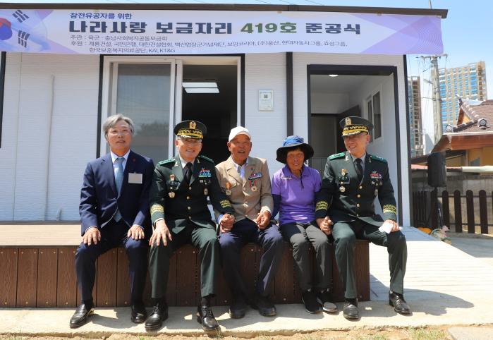 고창준(왼쪽 둘째) 육군참모총장 직무대리가 12일 열린 나라사랑 보금자리 준공식에서 베트남전쟁 참전용사 임길춘(가운데) 옹과 기념사진을 찍고 있다. 육군 제공