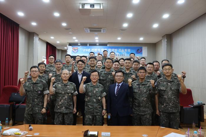 국군화생방방호사령부가 주관한 합동 화생방작전 전술토의 참석자들이 기념촬영을 하고 있다. 사진 제공=이승빈 중사