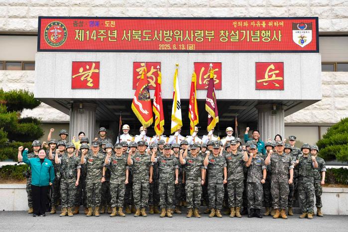 지난 13일 열린 서북도서방위사령부 창설 14주년 기념행사에서 주일석(앞줄 왼쪽 여섯째) 해병대사령관과 육·해·공군, 해병대 장병들이 파이팅을 외치며 전승 결의를 다지고 있다. 해병대 제공
