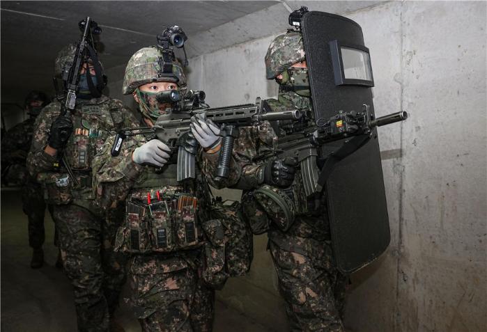 육군37보병사단 기동대대 장병들이 전투지휘검열 중 오창공동구에서 거동수상자를 찾기 위해 수색작전을 펼치고 있다. 부대 제공