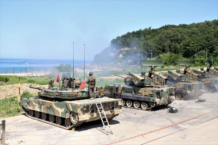 지난 12일 강원 고성군 마차진 대공사격장에서 수기사 장병들이 비호복합 및 K6 중기관총을 활용해 동시 통합사격을 하고 있다. 부대 제공