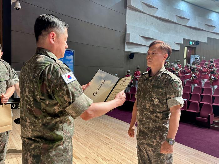 이일용(왼쪽) 육군31보병사단장이 제57주년 예비군의 날 기념식에서 전남 장흥군 지역대 예비군지휘관에게 부대표창을 수여하고 있다. 사진 제공=김국전 군무주무관