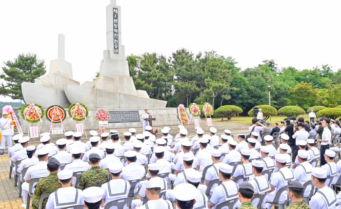 지난 13일 해군2함대 충무동산에서 거행된 제1연평해전 승전 26주년 기념행사에서 허성재(소장) 사령관이 기념사를 하고 있다. 부대 제공