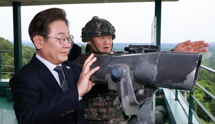 이재명 대통령은 지난 13일 취임 이후 처음으로 군부대를 방문했다. 이 대통령이 육군25보병사단 비룡전망대에서 한기성 사단장의 설명을 들으며 북측 지역을 보고 있다. 연합뉴스