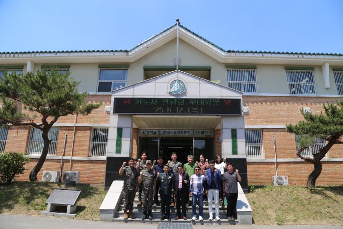 육군종합보급창 3보급단이 개최한 카투사연합회 초청행사에서 참석자들이 기념촬영하고 있다. 부대 제공