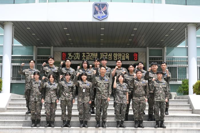 ‘2025년 초급간부 자긍심 함양교육’에 참여한 공군1미사일방어여단 초급장교·부사관들이 이중호(대령·앞줄 오른쪽 넷째) 여단장과 기념촬영하고 있다. 부대 제공