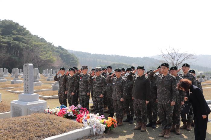 육군방공학교 신임장교와 대위 지휘참모과정 교육생들이 대전현충원 현장체험에서 호국영령에 경례하고 있다. 부대 제공
