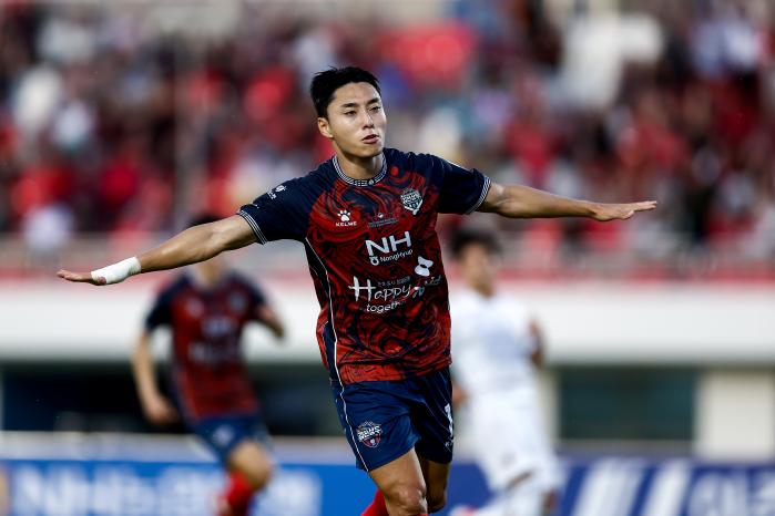 김천 상무 FC 이동준 상병이 14일 김천종합운동장에서 열린 하나은행 K리그1 2025 18라운드 포항 스틸러스와의 홈 경기에서 선제 결승골을 넣은 뒤 기쁨의 세리머니를 펼치고 있다. 사진=김천 상무 FC