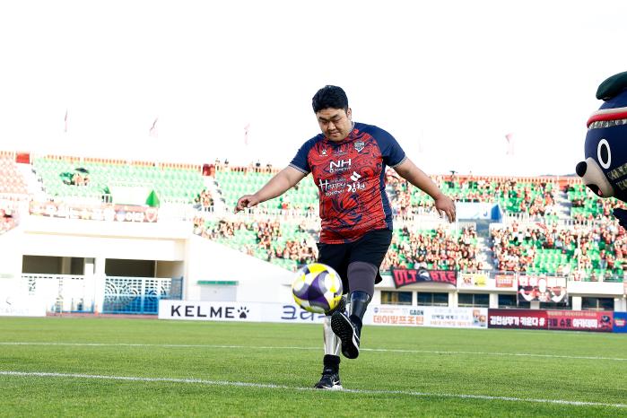 ‘목함지뢰 영웅’ 하재헌 예비역 육군중사가 경기에 앞서 시축하고 있다.  사진=김천 상무 FC