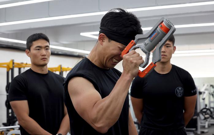 육군특수전사령부 귀성부대 특전대원이 지난 11일 부대 전투력증진센터에서 전투체력 증진 프로그램 중 하나로 손 악력을 측정하고 있다.