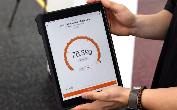 악력 78㎏이 기록된 태블릿.